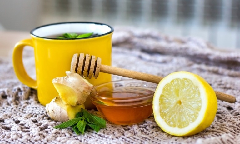 Điều trị bệnh viêm họng tại nhà bằng cách uống trà chanh mật ong mỗi ngày