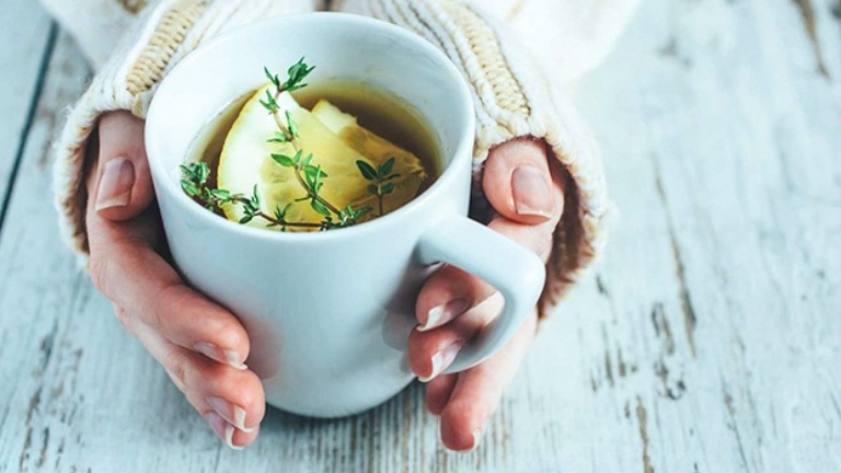 Uống trà thảo dược giúp nâng cao sức đề kháng và điều trị bệnh viêm đau họng