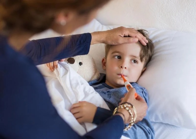 Sốt là triệu chứng thường gặp khi bệnh viêm amidan khởi phát ở trẻ em