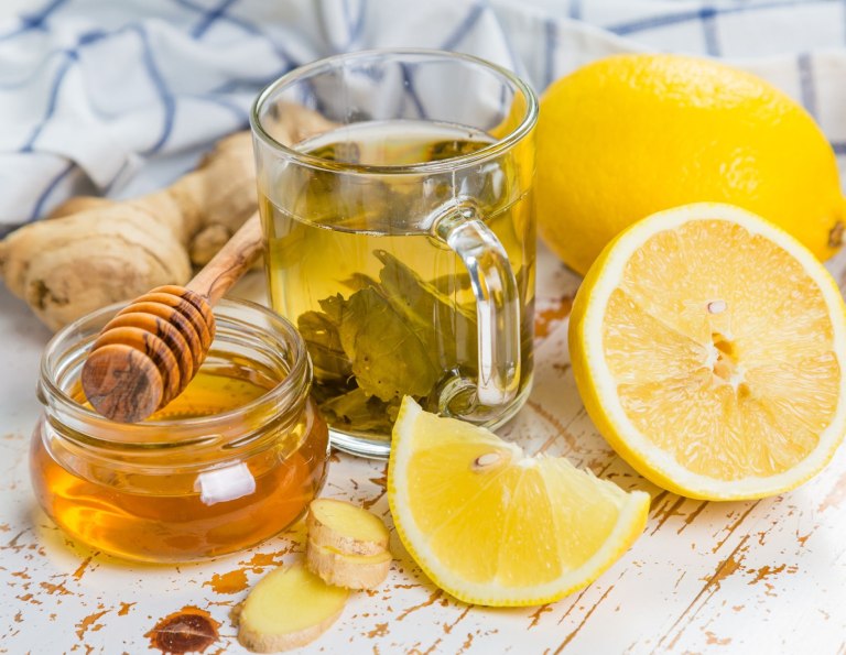 Điều trị viêm sưng amidan 1 bên tại nhà bằng trà chanh mật ong ấm
