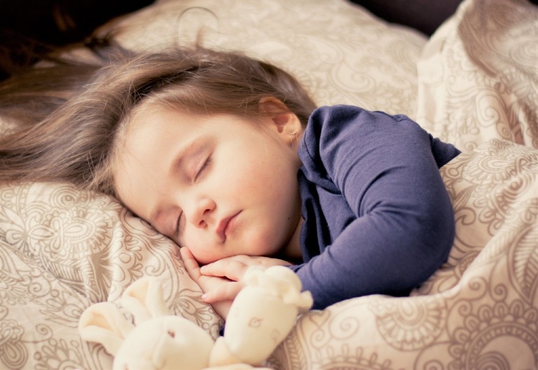 Tập cho bé thói quen nằm ngủ nghiêng để hạn chế tình trạng ngủ ngáy