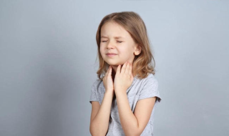 Viêm amidan là bệnh lý nhiễm trùng đường hô hấp thường gặp ở trẻ em