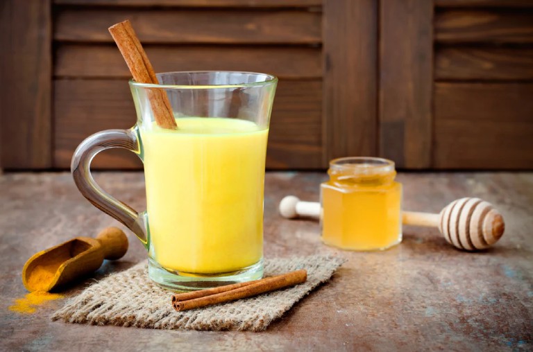 Uống nghệ pha mật ong ấm giúp hỗ trợ làm lành tổn thương tại niêm mạc họng