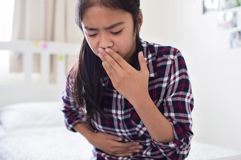 Trẻ bị viêm amidan có thể bị nôn do khó nuốt, thay đổi vị giác, chán ăn