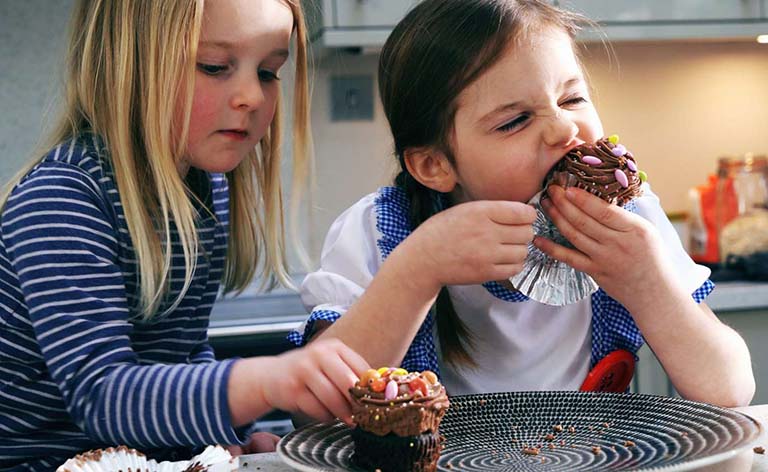 Hạn chế cho trẻ ăn nhiều thức ăn nhiều đường