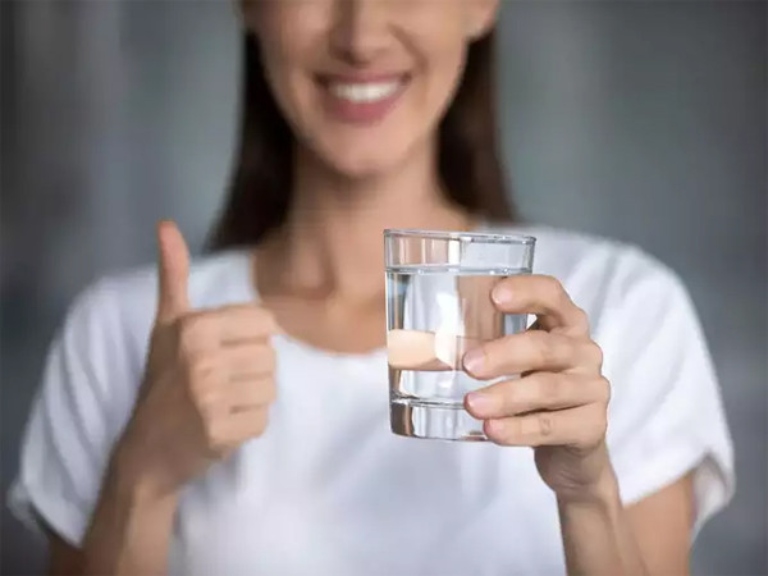 Người bệnh nên uống nhiều nước để hỗ trợ cải thiện triệu chứng của bệnh