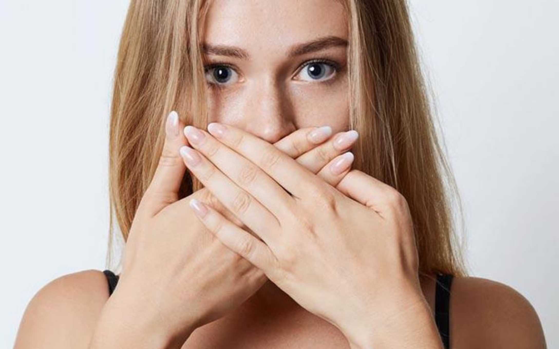 Hôi miệng là một trong những triệu chứng thường gặp của bệnh viêm amidan