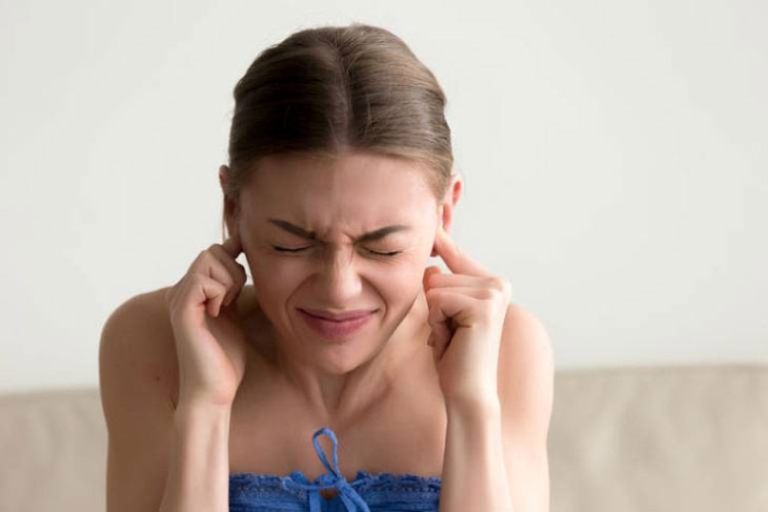 Viêm amidan gây ù tai là tình trạng rất nhiều người gặp phải