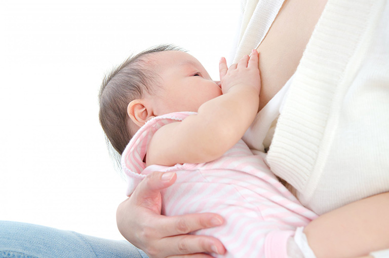 Cho trẻ bú mẹ hoàn toàn trong vòng 6 tháng đầu đời