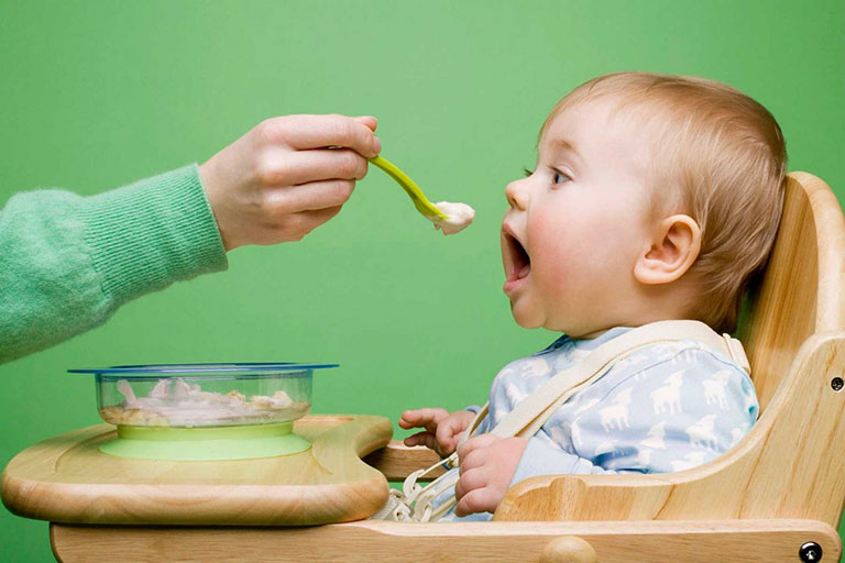 Cho trẻ bú mẹ 6 tháng đầu và ăn uống đầy đủ dinh dưỡng