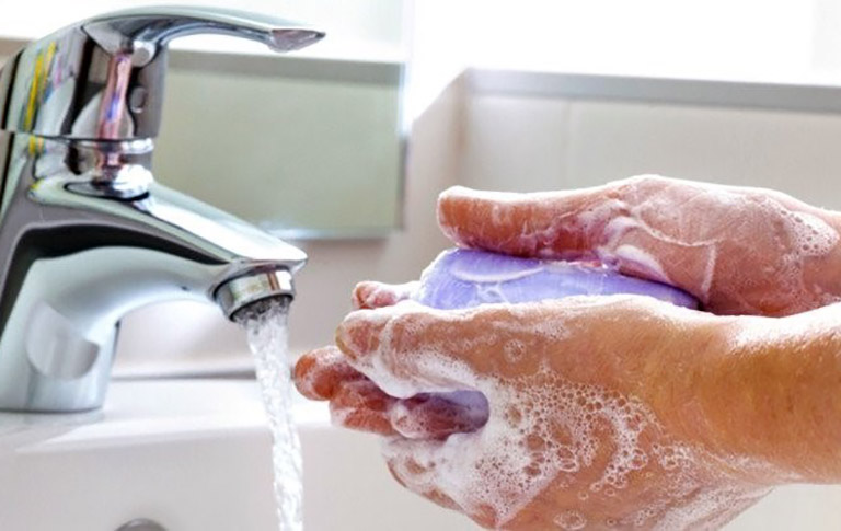 Thường xuyên rửa tay bằng xà phòng và nước