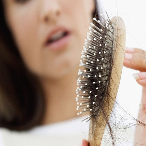 Rụng tóc là bất thường khi lượng tóc gãy rụng quá lớn mỗi ngày