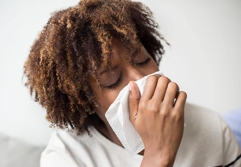 Viêm xoang gây nghẹt mũi, khó thở khi dịch tiết nhiều và ứ đọng trong hốc xoang
