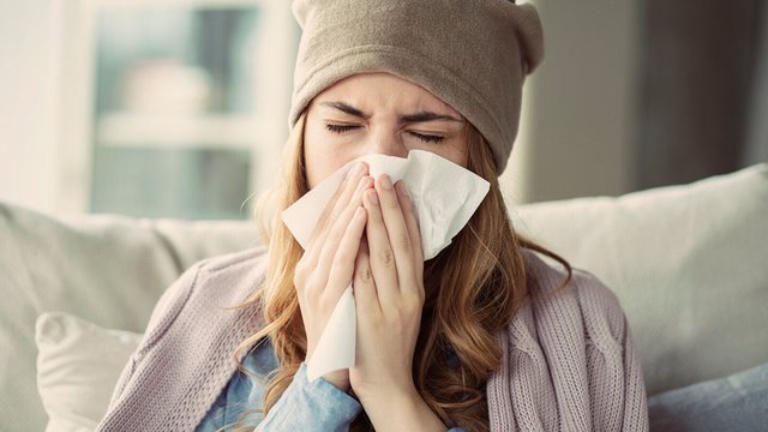 Hắt xì và ngứa mũi là tình trạng thường gặp ở những người bị cảm lạnh và cảm cúm