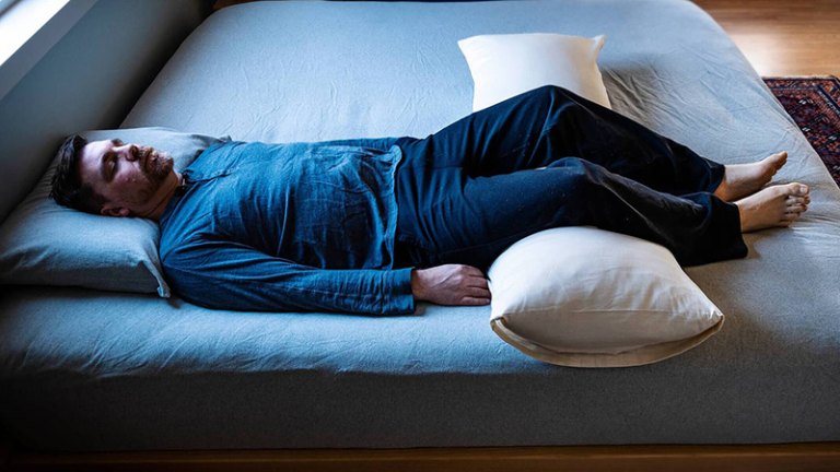 Nằm ngửa, kê cao gối khi ngủ có thể giúp bạn giảm đau đầu do viêm mũi dị ứng