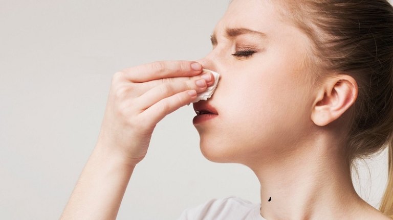 Bệnh viêm mũi teo đặc trưng bởi tình trạng mũi có nhiều vảy và mùi hôi thối