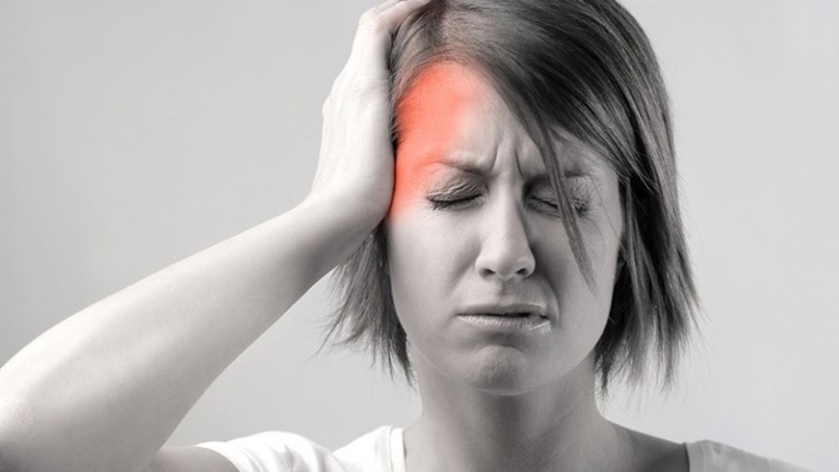 Viêm tai xương chũm khiến người bệnh bị đau nhức đầu ở mức độ nghiêm trọng