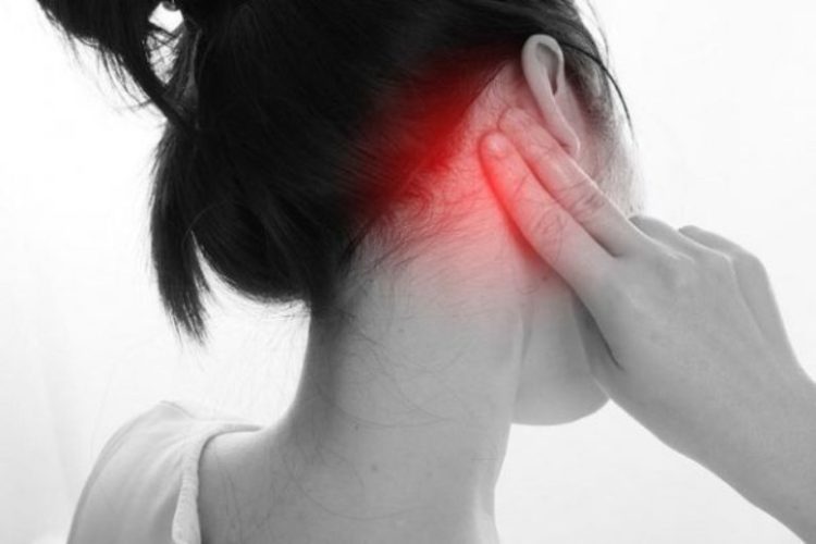 Đai tai kèm theo sốt, đau đầu, chảy mủ tai là những triệu chứng thường gặp ở người bị viêm tai xương chũm
