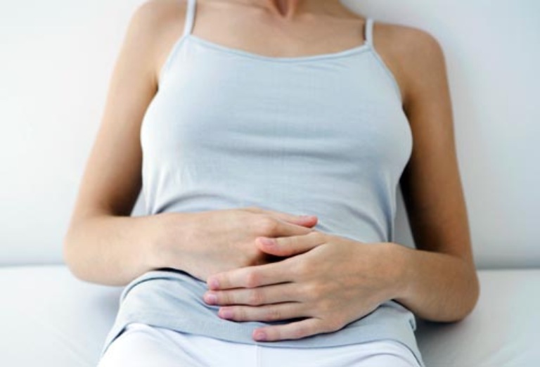 Bệnh có thể gây ra triệu chứng đau bụng, đau lưng hoặc không có bất kỳ triệu chứng nào