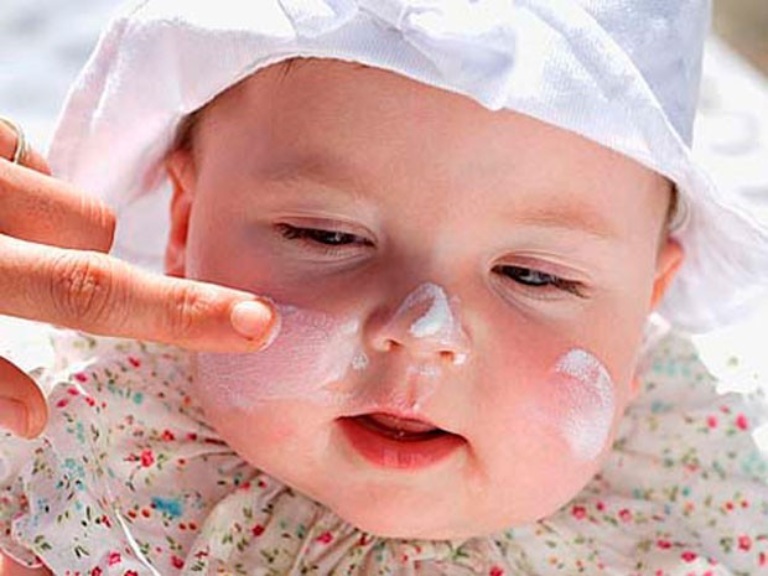 Trẻ bị chàm nên được dưỡng ẩm thường xuyên để tránh khô da